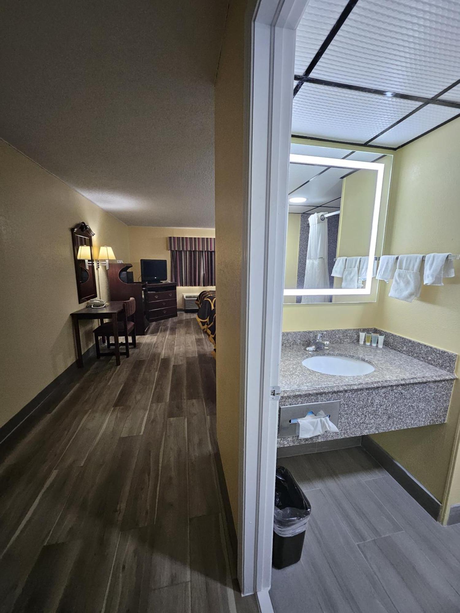 Hotel Super 8 By Wyndham Clinton Extérieur photo